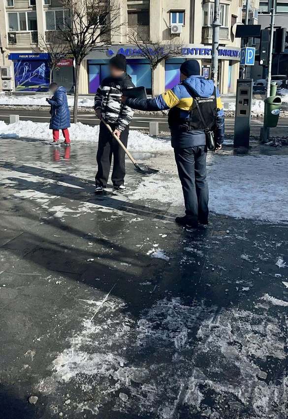 FOTO Amenzi date în București celor care nu au curățat trotuarele de gheață sau zăpadă