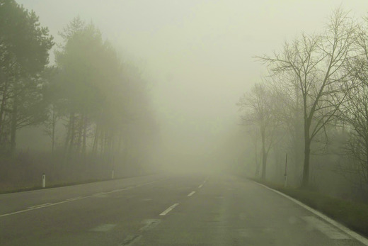 Ceață densă în mai multe județe din țară. Vizibilitate redusă pe șosele