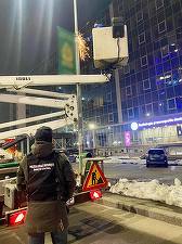 FOTO Ciucu a dat jos primele reclame ilegale prinse de stâlpii de iluminat public