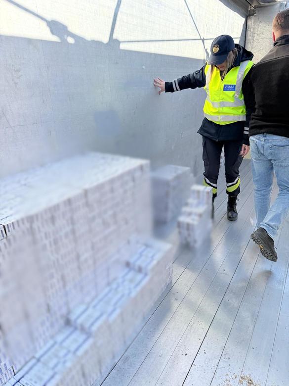 FOTO Contrabandă ingenioasă: țigări ascunse în podeaua unui camion cu furaje de soia vrac