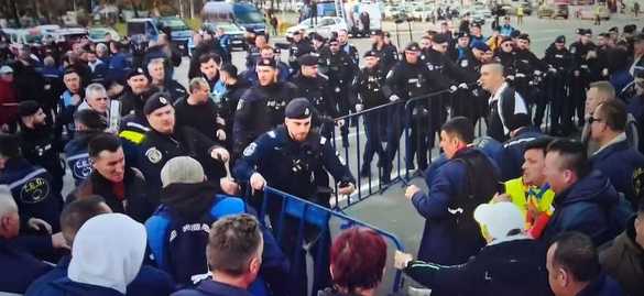 ULTIMA ORĂ Conflict mineri-jandarmi în fața Guvernului. Îmbrânceli și gaze lacrimogene FOTO