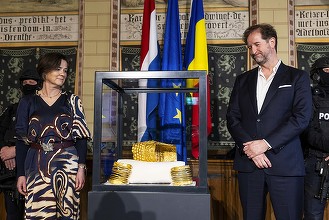 FOTO Imagini cu coiful de la Coțofenești și brățările de aur recuperate de România