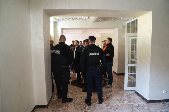 FOTO&VIDEO Dominic Fritz a intrat cu forța, alături de Poliția Locală și jandarmi, într-o vilă ocupată ilegal de decenii