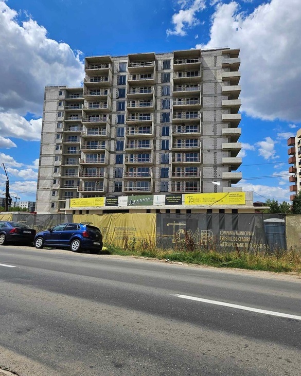 FOTO Familii din București ies la protest. Așteaptă din 2020 mutarea într-un bloc încă nefinalizat, singurul proiect de construcție dedicat locuirii sociale din ultimii 30 de ani