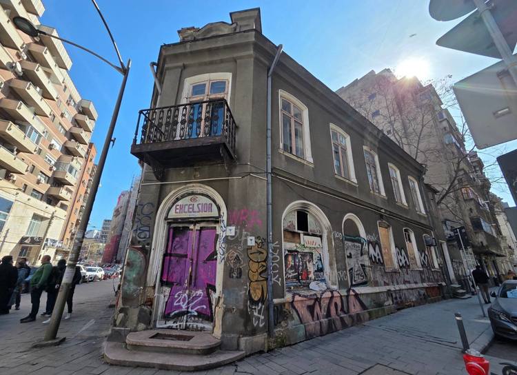 FOTO Ciucu intră în război cu Ministerul Culturii pentru graffiti pe clădiri: Am așteptat degeaba, nu mai stăm după ei!