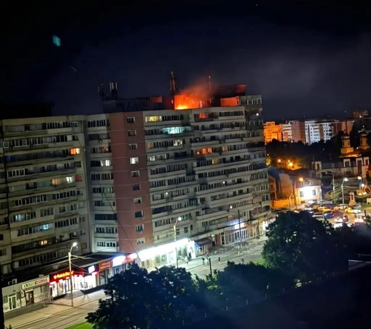 ULTIMA ORĂ VIDEO O dronă a lovit un bloc din Galați și a declanșat un incendiu. Două persoane rănite