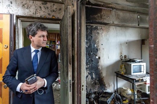 FOTO Nicușor Dan, în apartamentul distrus de dronă. Imagini din interior