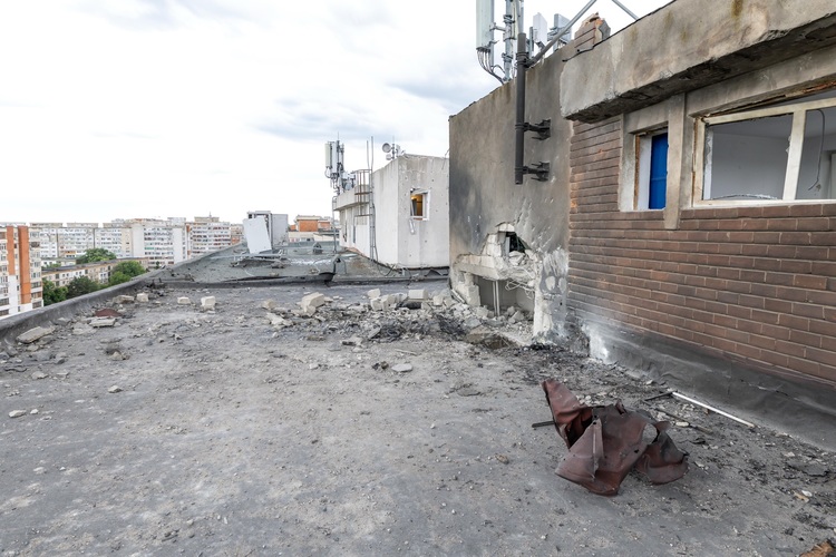 FOTO Nicușor Dan, în apartamentul distrus de dronă. Imagini din interior