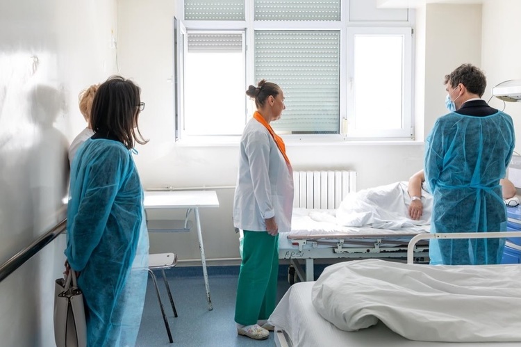 FOTO Nicușor Dan, în apartamentul distrus de dronă. Imagini din interior