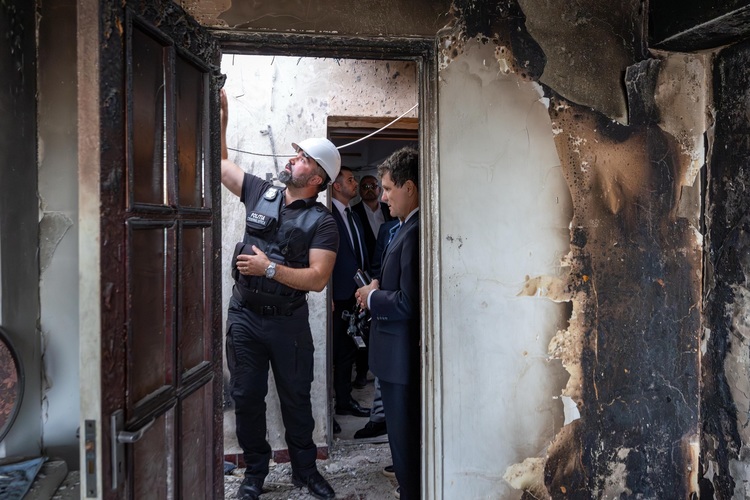 FOTO Nicușor Dan, în apartamentul distrus de dronă. Imagini din interior