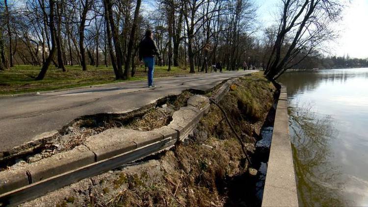 FOTO Începe golirea Lacului Herăstrău