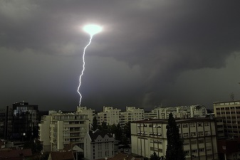 ANUNȚ METEO: Cod portocaliu până vineri dimineață în mai multe județe - instabilitate atmosferică accentuată și averse torențiale