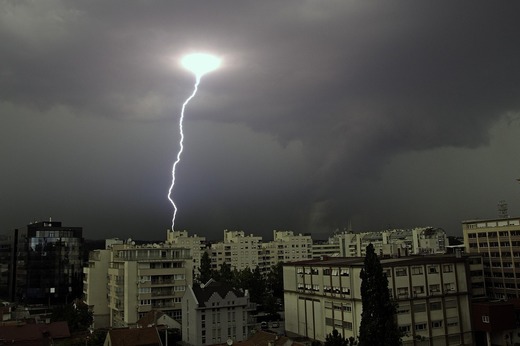 ANUNȚ METEO: Cod portocaliu până vineri dimineață în mai multe județe - instabilitate atmosferică accentuată și averse torențiale