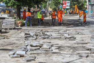 FOTO Ciucu reamenajează două mari bulevarde din București. Primăria reface trotuarele și amenajează noi spații verzi pe Bd. Națiunile Unite și Bd. 13 Septembrie