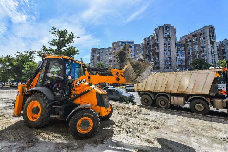FOTO Ciucu reamenajează două mari bulevarde din București. Primăria reface trotuarele și amenajează noi spații verzi pe Bd. Națiunile Unite și Bd. 13 Septembrie