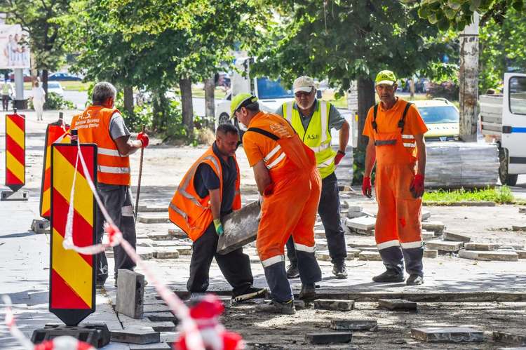 FOTO Ciucu reamenajează două mari bulevarde din București. Primăria reface trotuarele și amenajează noi spații verzi pe Bd. Națiunile Unite și Bd. 13 Septembrie