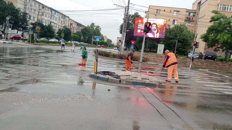 VIDEO&FOTO Străzi sub ape în Craiova. Au căzut peste 100 de litri pe metru pătrat