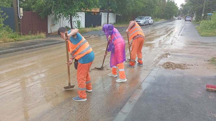 VIDEO&FOTO Străzi sub ape în Craiova. Au căzut peste 100 de litri pe metru pătrat