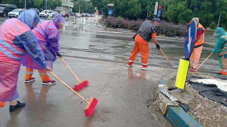 VIDEO&FOTO Străzi sub ape în Craiova. Au căzut peste 100 de litri pe metru pătrat