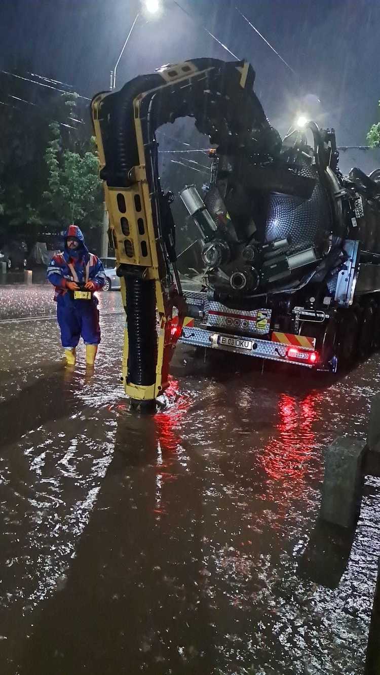 FOTO Apa Nova a intervenit cu echipe și utilaje suplimentare în teren, ca urmare a codurilor de vreme severă emise pentru Municipiul București