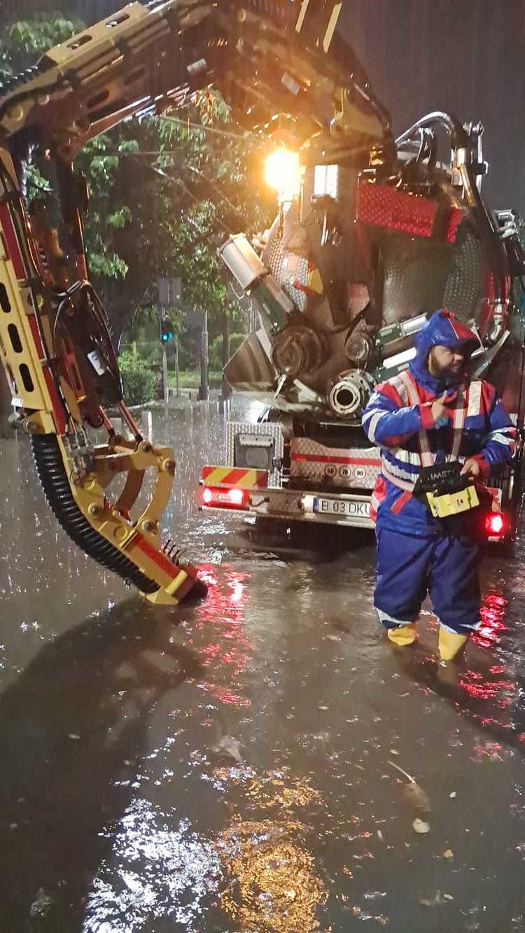 FOTO Apa Nova a intervenit cu echipe și utilaje suplimentare în teren, ca urmare a codurilor de vreme severă emise pentru Municipiul București