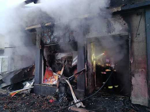 FOTO Incendiu la un magazin cu 16 butelii în județul Constanța