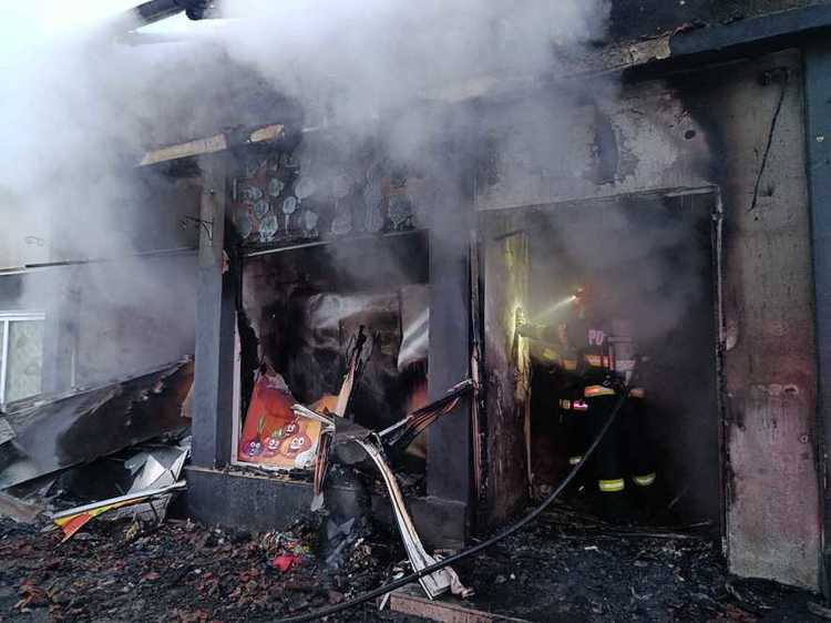 FOTO Incendiu la un magazin cu 16 butelii în județul Constanța