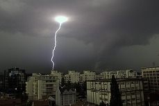 FOTO&VIDEO Case și străzi inundate în Neamț