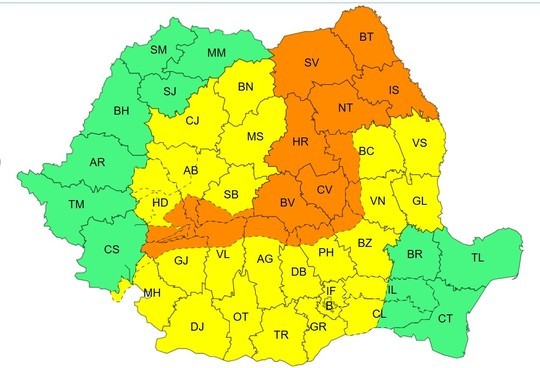 FOTO&VIDEO Case și străzi inundate în Neamț