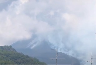 Zborurile de pe aeroportul din Catania, suspendate vineri ca urmare a erupțiilor vulcanului Etna, au fost reluate