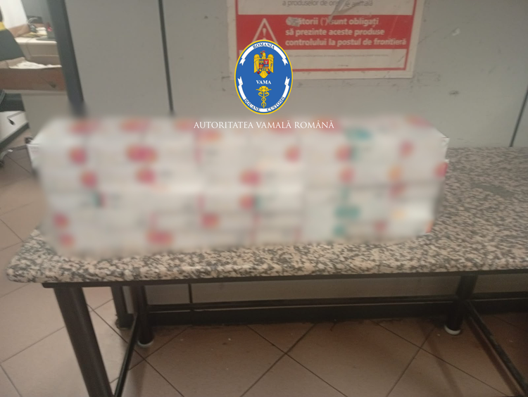 FOTO Prinși la Otopeni, pe culoarul verde Nimic de Declarat, cu peste 50.000 de țigarete de contrabandă