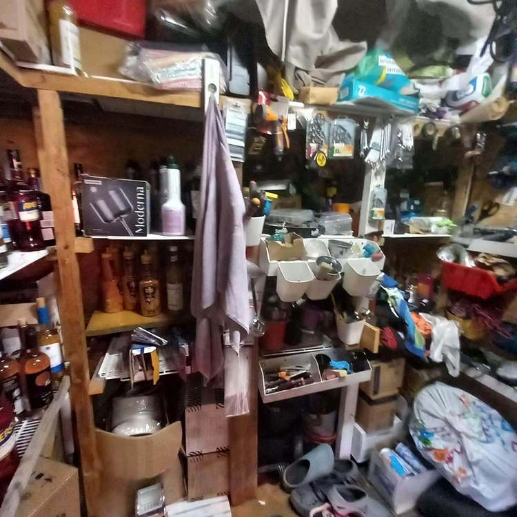 FOTO Amenzi pe litoral. Șezlonguri murdare, alimente expirate, rugină și insecte