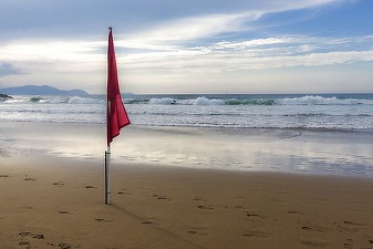 ULTIMA ORĂ Statul intră pe plajă cu mari amenzi pentru cine nu ascultă de salvamar și nu iese din mare. Obligații noi și pentru administratori la supravegherea plajelor