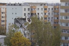 FOTO Blocul explodat în Rahova. Inspecție din ușă în ușă la apartamente din 5 scări, vecine cu cea afectată de explozie