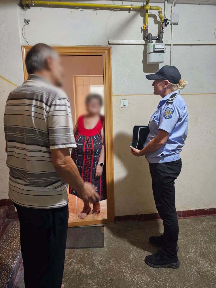 FOTO Blocul explodat în Rahova. Inspecție din ușă în ușă la apartamente din 5 scări, vecine cu cea afectată de explozie