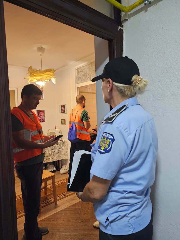 FOTO Blocul explodat în Rahova. Inspecție din ușă în ușă la apartamente din 5 scări, vecine cu cea afectată de explozie