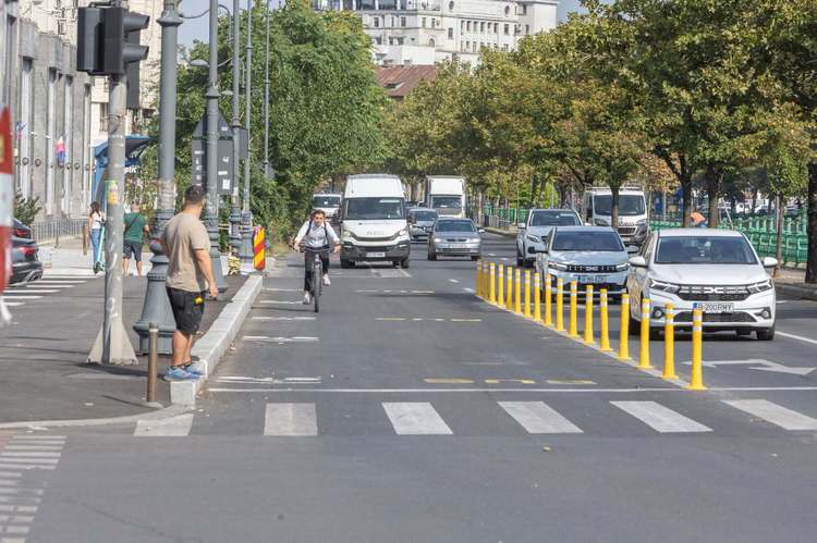 FOTO Traseu comun pentru biciclete și transport public, pe un mare bulevard al Bucureștiului