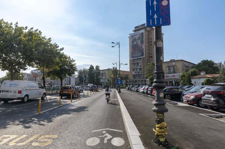 FOTO Traseu comun pentru biciclete și transport public, pe un mare bulevard al Bucureștiului
