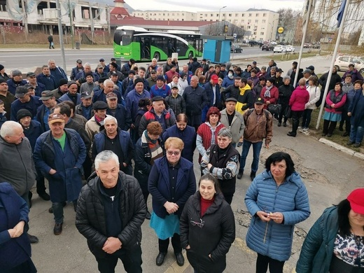 FOTO Protest în stradă, nu au venit primele de vacanță și bonurile de masă. Angajații CARFIL au oprit lucrul. Fără 'Vinerea Liberă'! Spun că uzina n-are comenzi și cer contracte de la Armată. Mesaj din concediu al directorului