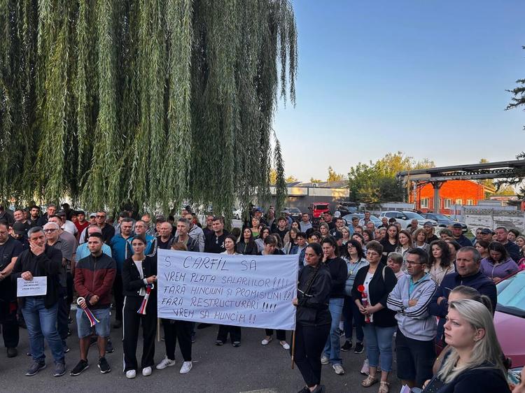Angajații CARFIL Brașov sunt ieșiți în stradă să ceară Armatei comenzi Angajații CARFIL Brașov sunt ieșiți în stradă să ceară Armatei comenzi