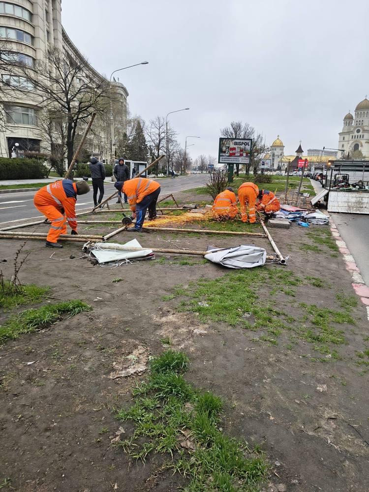 FOTO Am dat jos cablurile atârnate! Pe toate!, anunță Primăria Capitalei