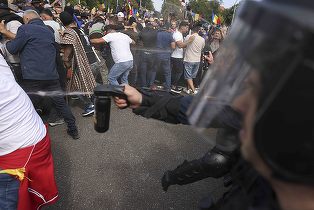FOTO Imagini cu bătaia ciobani-jandarmi din fața Guvernului