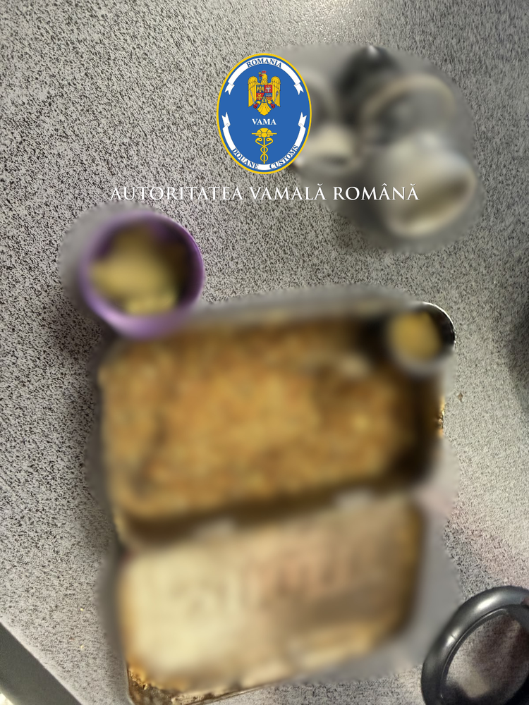 FOTO Captură inedită la Vamă: migranți printre alune, valize cu țigări de contrabandă și cocktail de pastile ilegale și ierburi.