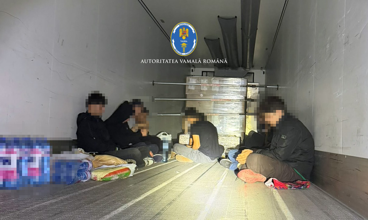 FOTO Captură inedită la Vamă: migranți printre alune, valize cu țigări de contrabandă și cocktail de pastile ilegale și ierburi.