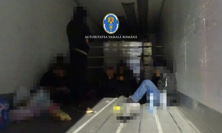 FOTO Captură inedită la Vamă: migranți printre alune, valize cu țigări de contrabandă și cocktail de pastile ilegale și ierburi.