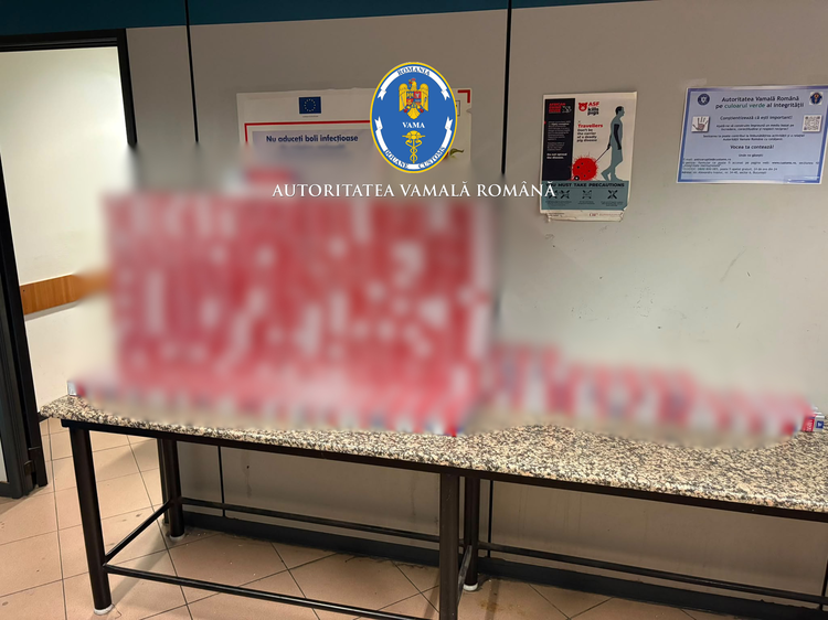 FOTO Captură inedită la Vamă: migranți printre alune, valize cu țigări de contrabandă și cocktail de pastile ilegale și ierburi.
