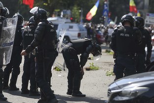 FOTO Lupte ciobani-jandarmi în fața Guvernului. REACȚIA lui Bolojan