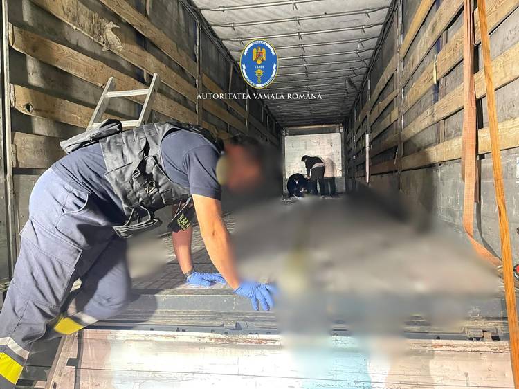 FOTO Traficanții români au ascuns peste 1 milion de țigarete în podele duble ale mașinilor. Prejudiciul depășește 900.000 lei
