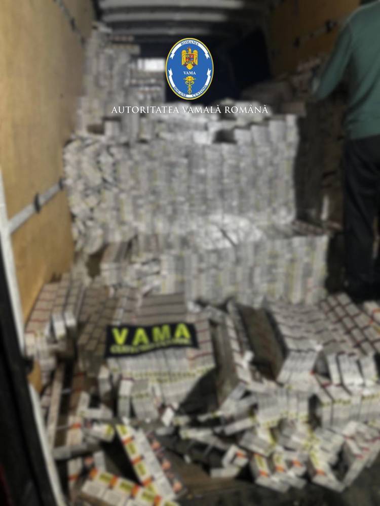 FOTO Traficanții români au ascuns peste 1 milion de țigarete în podele duble ale mașinilor. Prejudiciul depășește 900.000 lei
