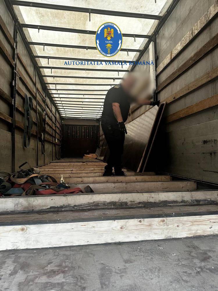 FOTO Mii de ochelari de soare, susceptibili a fi contrafăcuți, descoperiți într-un container sosit din China. Marfa era destinată unei firme din România